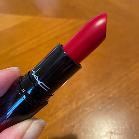 MAC Love Me Lipstick Give Me Fever - Picture 5 of 16